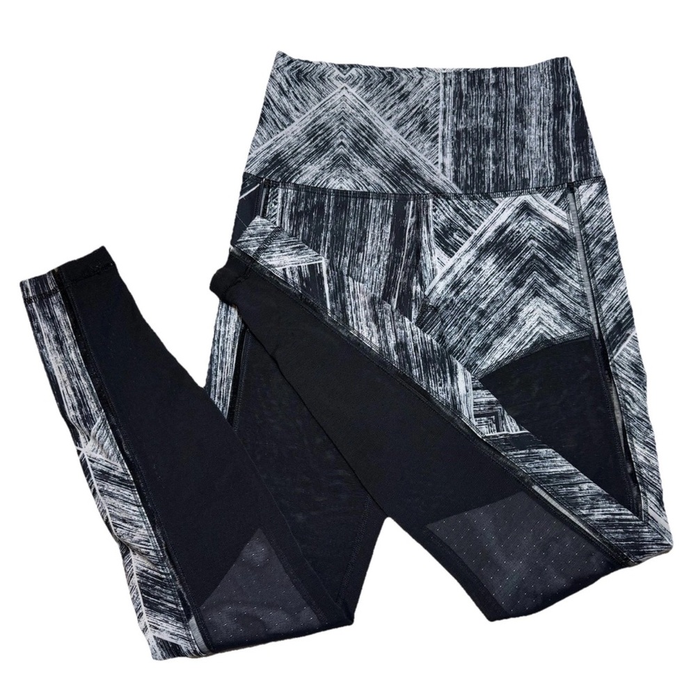 Lululemon Athletica women’s size 4 Black and White Patterned Leggings sheer